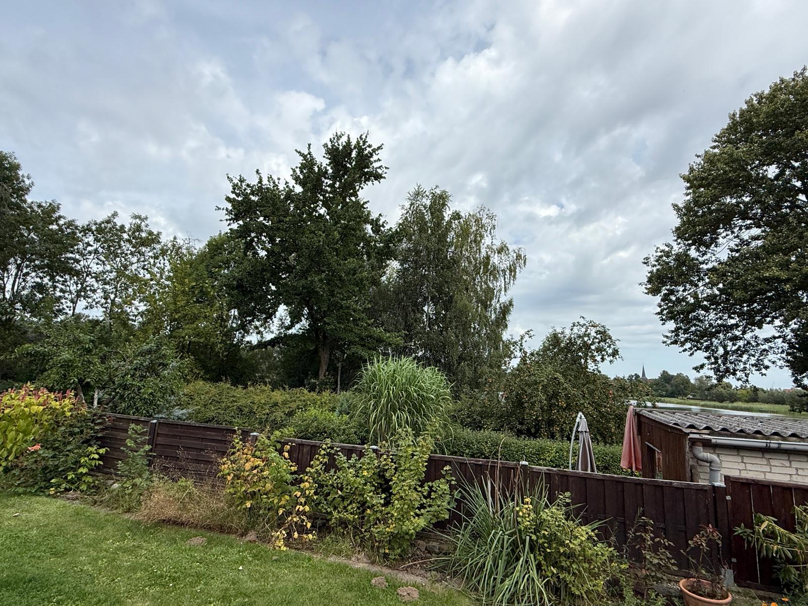 Gartenidyll_Aussicht Ferienwohnung Ursula in Kyritz - Wohnzimmer mit Kaminofen