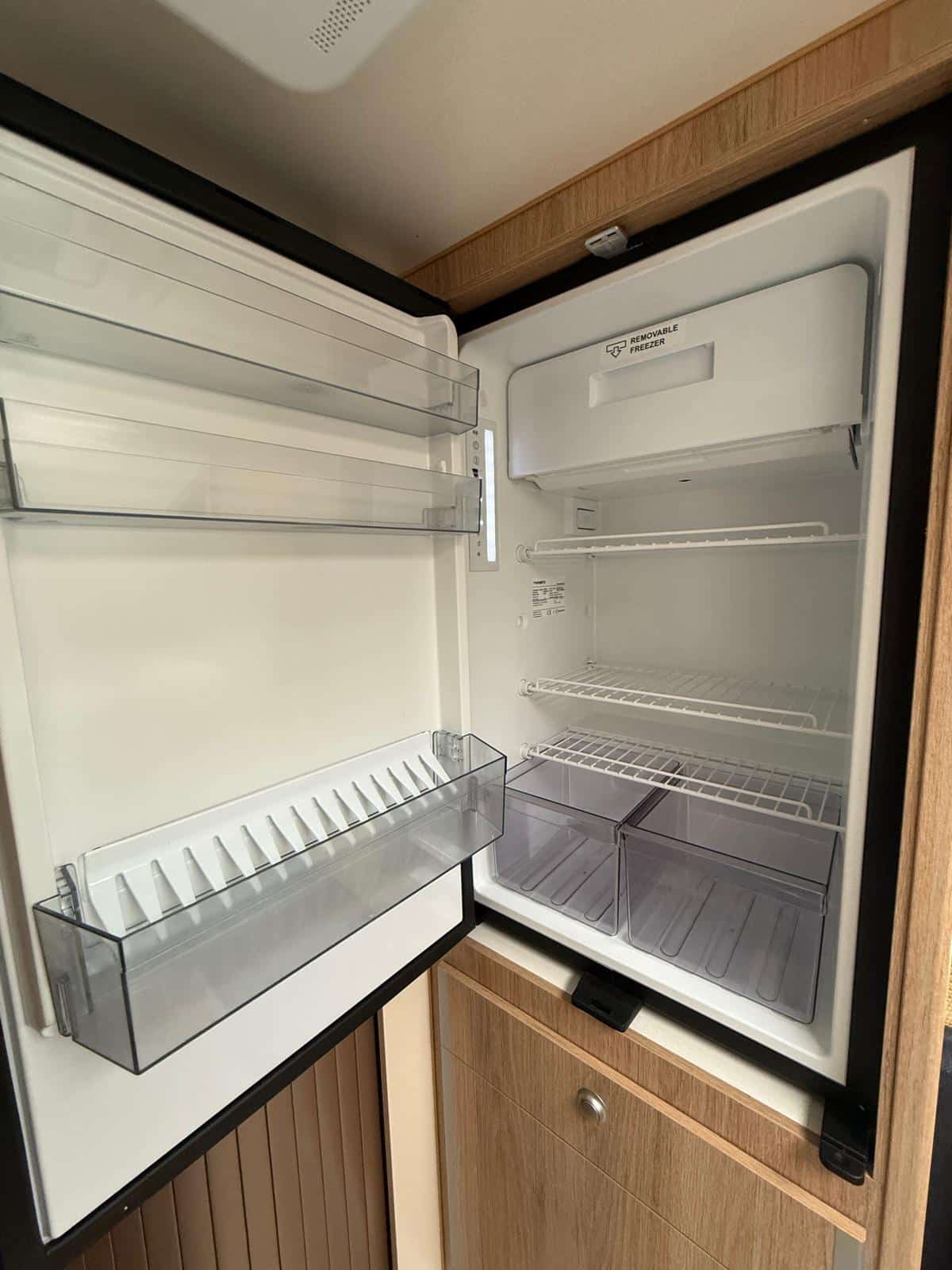 Gartenidyll_Kuehlschrank Ferienwohnung Ursula in Kyritz - Wohnzimmer mit Kaminofen