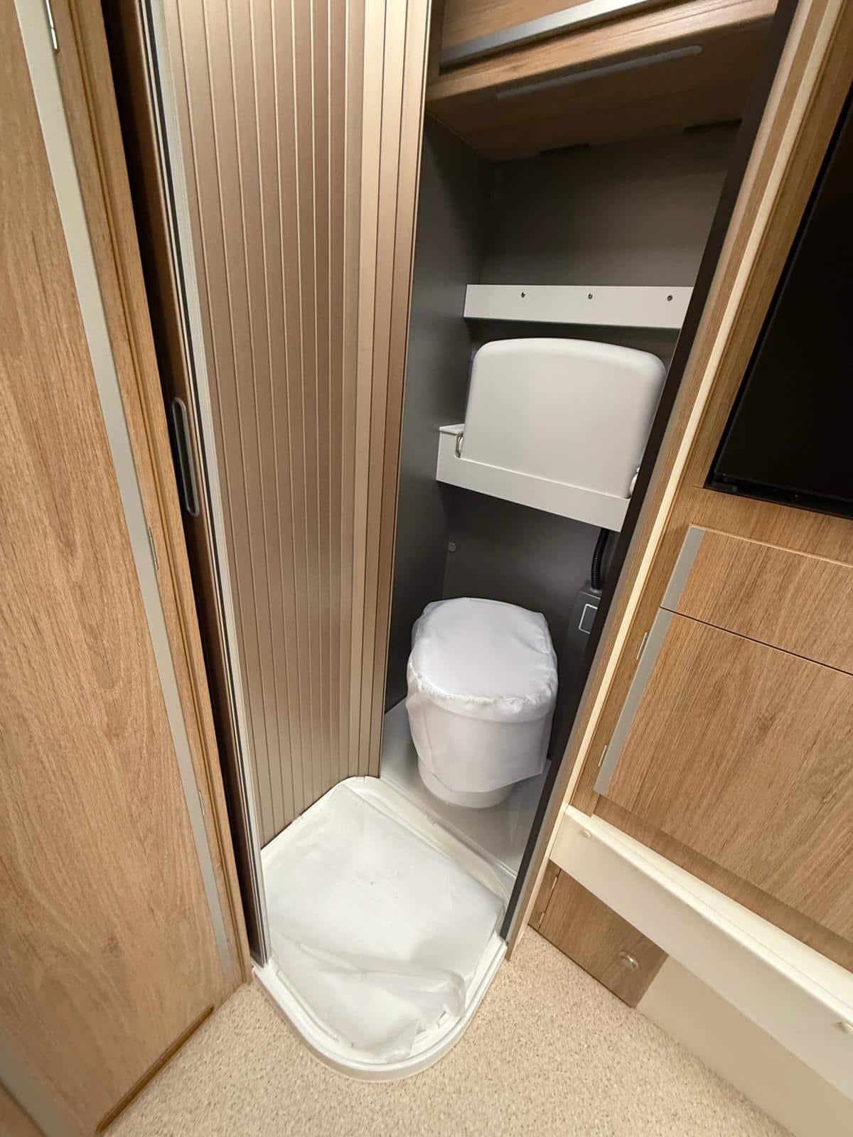 Gartenidyll_Toilette Ferienwohnung Ursula in Kyritz - Wohnzimmer mit Kaminofen